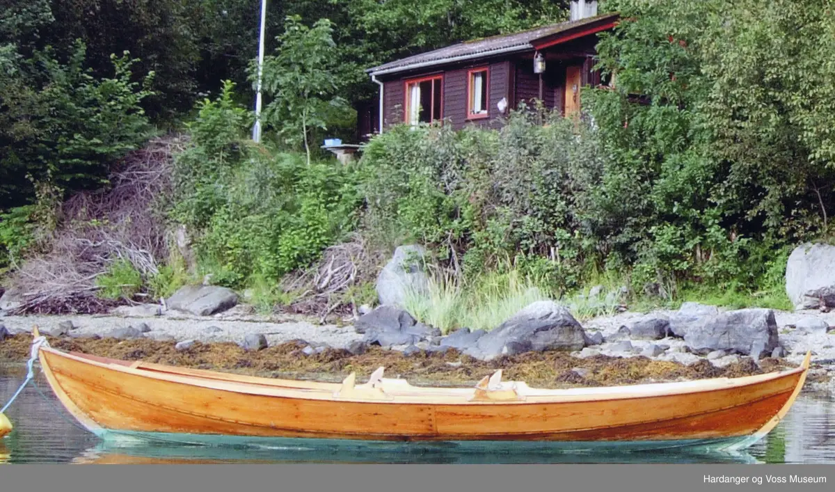 Klinkbygget færing av type oselver med tre bordganger, fire rom, tre tofter og fire keiper. Båten er trebrun, lakkert og malt grønn under vannlinja, samt i bunnen av båten. Den har fire grønnmalte tiljer. Tilhørende båten er fire årer.