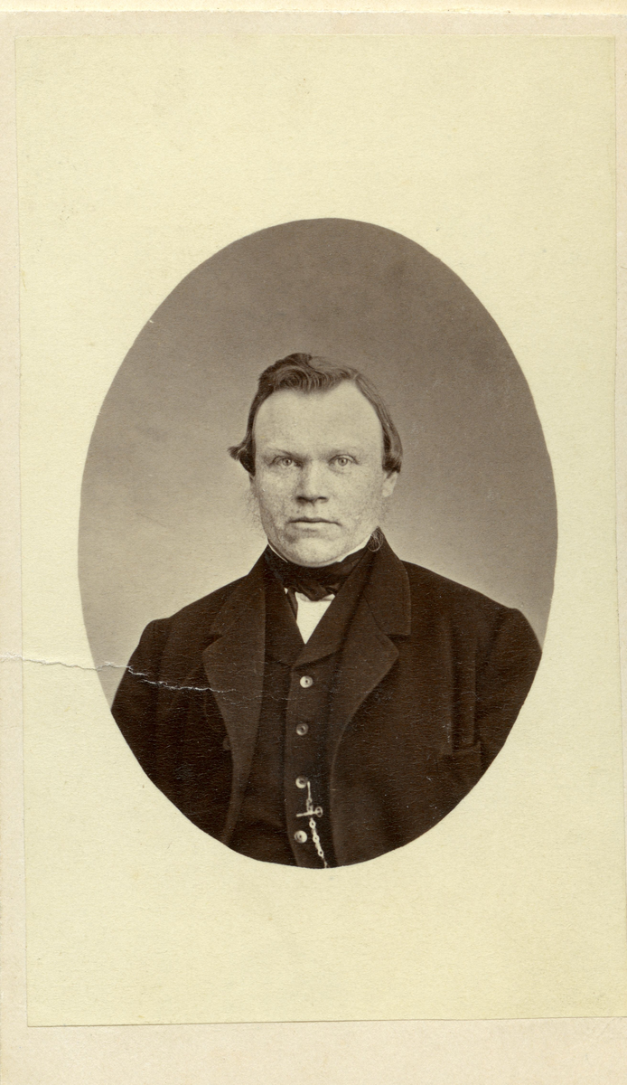 Carl August Tenggren, instrumentmakare i Linköping. Född den 13 juni 1826 i Östra Ryds församling, död i Linköping den 21 oktober 1885.
Son till trädgårdsmästaren Carl Vilhelm Tenggren och hustrun Anna Stina Mårtensdotter.
Kom från Stockholm till Linköping. Var verksam i Linköping mellan åren 1856 - 1885 som pianotillverkare. Han startade sin fabrik på Djurgårdsgatan 1. År 1864 anställde han gesällen Johan Otto Baumgardt.
Tenggren var en noggrann och duktig yrkesman.
På sommaren 1871 startade Baumgardt och Carl August bror Adolf en ny pianofabrik som kallades Baumgardt & Co. Den fabriken låg på Nygatan 48 i Linköping.
Gift 1859 med  Carin Eriksson, född 1825. Barn: Emma Wilhelmina Euphorsyne, född 1859, Jenny Katarina Josefina, född 1860, Calixtus August, född 1864,  Carl Wilhelm Hugo, född 1865, Frida Eulalia Helena, född 1867.