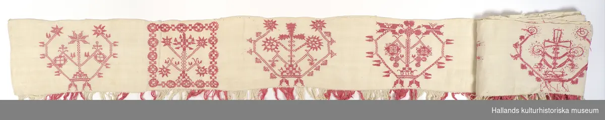 Hängkläde av vit linnelärft. Rikt broderad i hela sin längd med hallandsmönster av rödfärgat bomullsgarn. Sammanlagt 13 broderade mönsterpartier, varav samtliga mönster unika. I hängklädets mitt finns en broderad märkning: "ICBD 1854".

Nedtill längs hängklädets hela längd en list av påsydda fransar i omväxlande rött- och vitfärgat bomullsgarn.