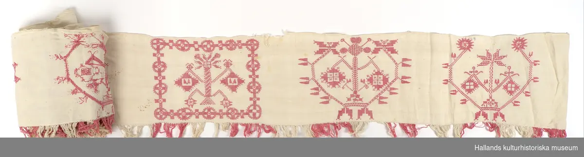 Hängkläde av vit linnelärft. Rikt broderad i hela sin längd med hallandsmönster av rödfärgat bomullsgarn. Sammanlagt 13 broderade mönsterpartier, varav samtliga mönster unika. I hängklädets mitt finns en broderad märkning: "ICBD 1854".

Nedtill längs hängklädets hela längd en list av påsydda fransar i omväxlande rött- och vitfärgat bomullsgarn.
