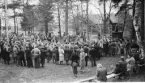 En folksamling vid en liten scen på Grännaberget. En man talar från en talarstol.