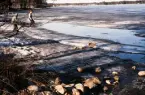 Barn leker vid Helgasjön under islossningen. Växjö, våren 1972.