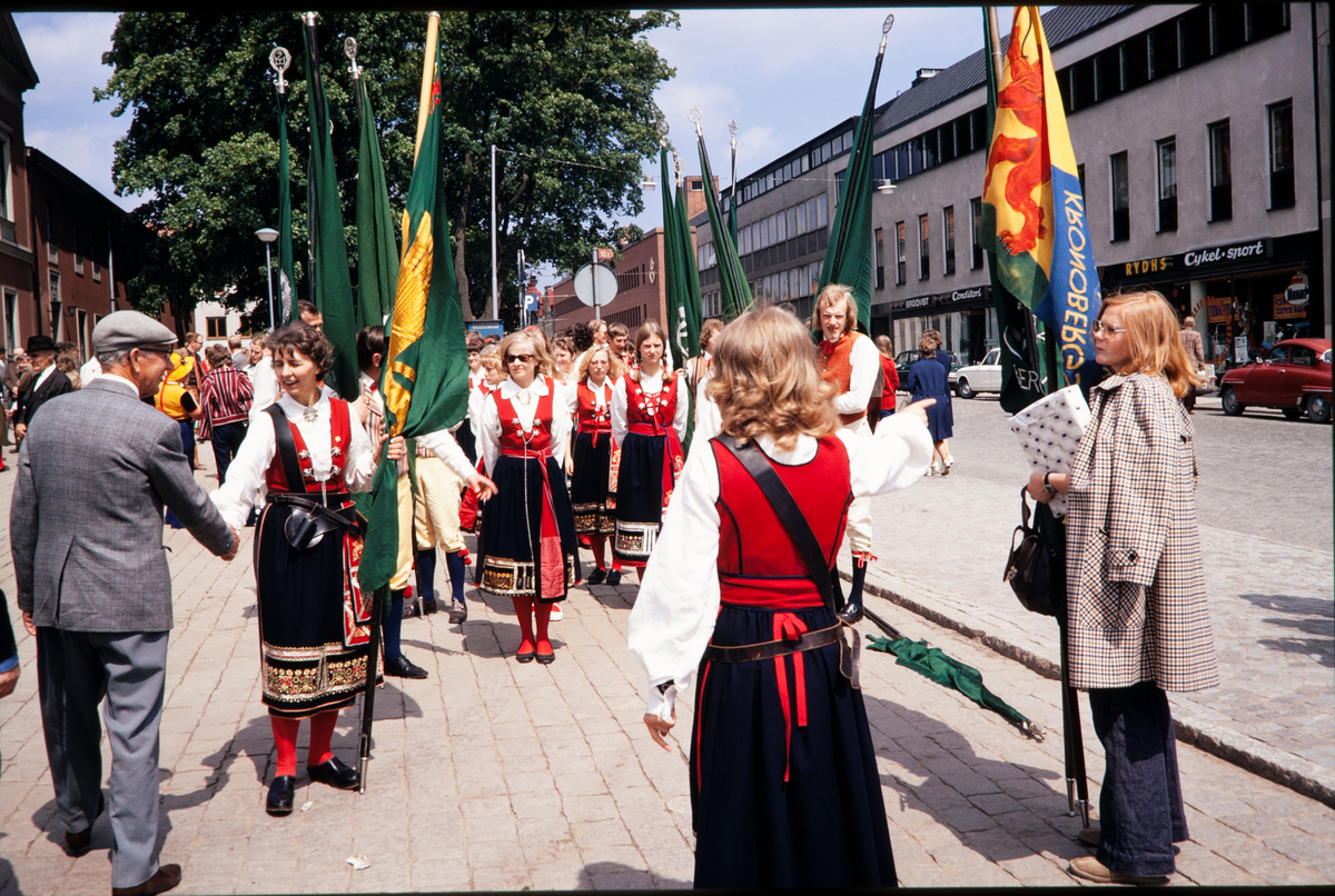 Centerpartiets riksstämma, Växjö 1972. Kronobergs distrikt uppställda på Stortorget vid Kronobergsgatan inför parad.