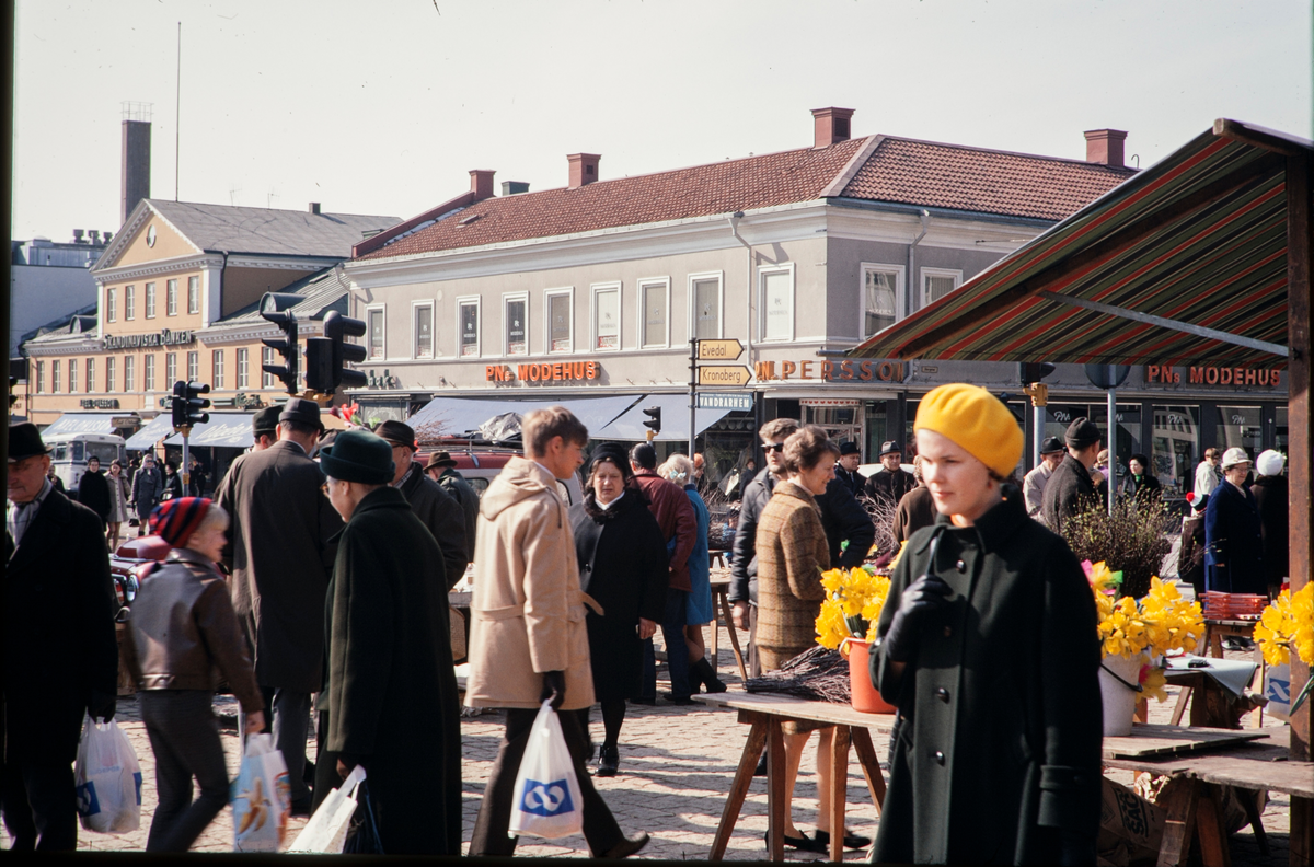 Torghandel på Stortorget i Växjö, påskafton ca. 1970.