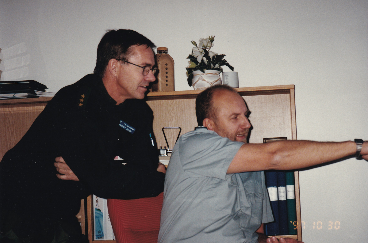 En dag på jobbet på T 2 i oktober 1997. Till vänster Christer Schön
