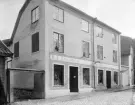 Ludvig Granboms butik utmed Storgatan i Linköping med ett brett sortiment av allehanda varor i glas och porslin. Firman hade startats av fadern Wilhelm Ludvig, sannolikt när han inflyttat till Linköping 1858. Här en odaterad exteriör från omkring förra sekelskiftet.