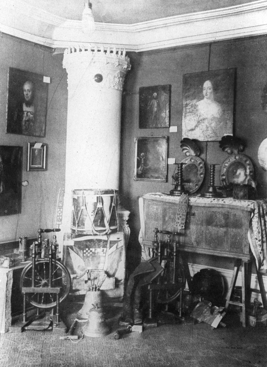 Söndagen den 21 december 1913 öppnade Östergötlands museum sina då nya lokaler vid Stora torget för allmänheten. I Hushållningssällskapets hus hade man lyckats hyra tre rum mot torget som gav utrymme för en kulturhistorisk utställning med stora inslag av konst. Här en insyn från 1916.