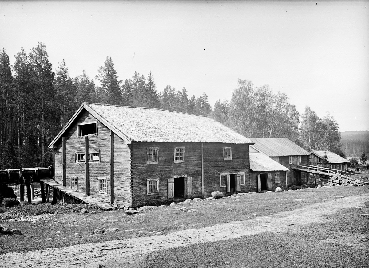 Ösjöfors handpappersbruk, byggt 1777. Bruket, kvarnen och smedjan.