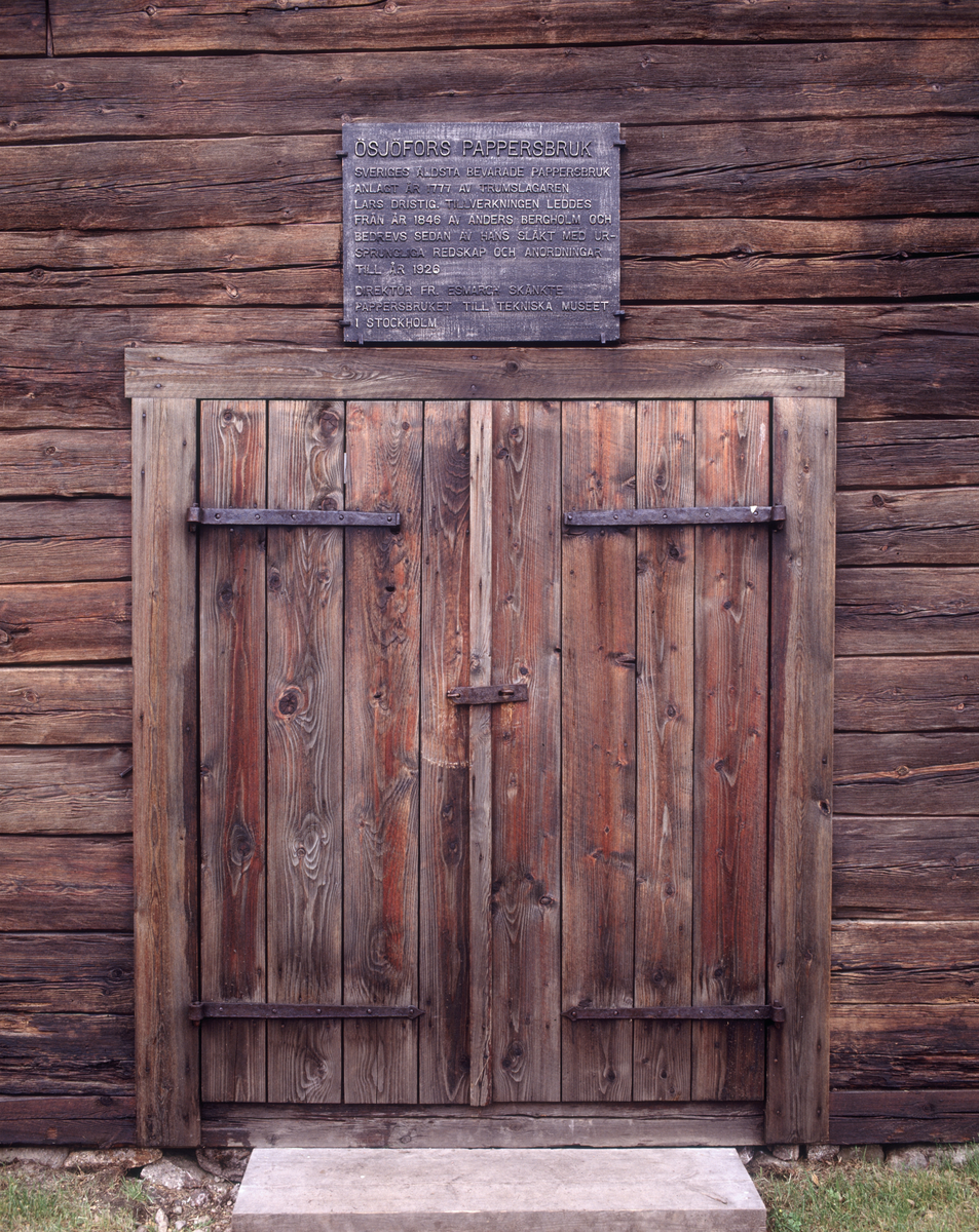 Ösjöfors, entré till bruksbyggnad med minnestavla, Sveriges äldsta bevarade pappersbruk uppsatt av T. Althin på 1920-talet.
