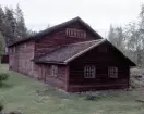 Bruksbyggnaden Ösjöfors handpappersbruk. Bilden tagen i samband med takrenovering av verkstugan, närmast i bild. 1980-tal.