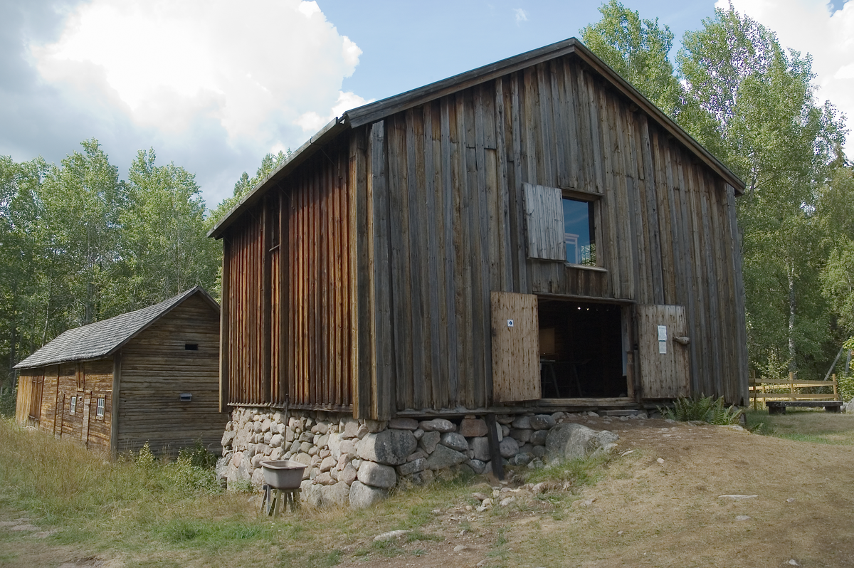 Ösjöfors handpappersbruk.
Fotodokumentation 2006.
Pappersmagasin, i bakgrunden ladugård.
Används för närvarande som museum efter att pappersbruket .brann ner 2005