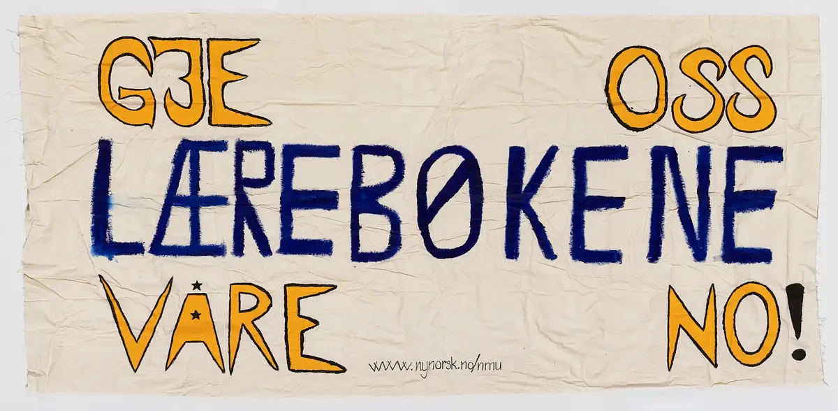 Banner frå arkivet til Norsk Målungdom. På banneret står teksten: "Gje oss lærebøkene våre no!". Det er truleg at banneret har vore i bruk under ein aksjon for Norsk Målungdom.