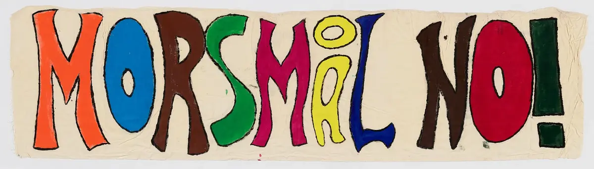 Banner frå arkivet til Norsk Målungdom. På banneret står teksten: "Morsmål no!". Det er truleg at banneret har vore i bruk under ein aksjon for Norsk Målungdom.