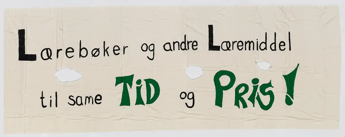 Banner frå arkivet til Norsk Målungdom. På banneret står teksten: "Lærebøker og andre læremiddel til same tid og pris!". Det er truleg at banneret har vore i bruk under ein aksjon for Norsk Målungdom.