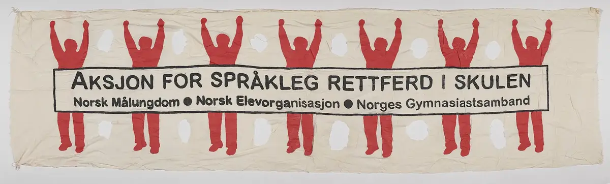 Banner frå arkivet til Norsk Målungdom. På banneret står teksten: "Aksjon for språkleg rettferd i skulen. Norsk Målungdom, Norsk Elevorganisasjon, Norges Gymnasiastsamband". Banneret har vore i bruk under ein aksjon for Norsk Målungdom.