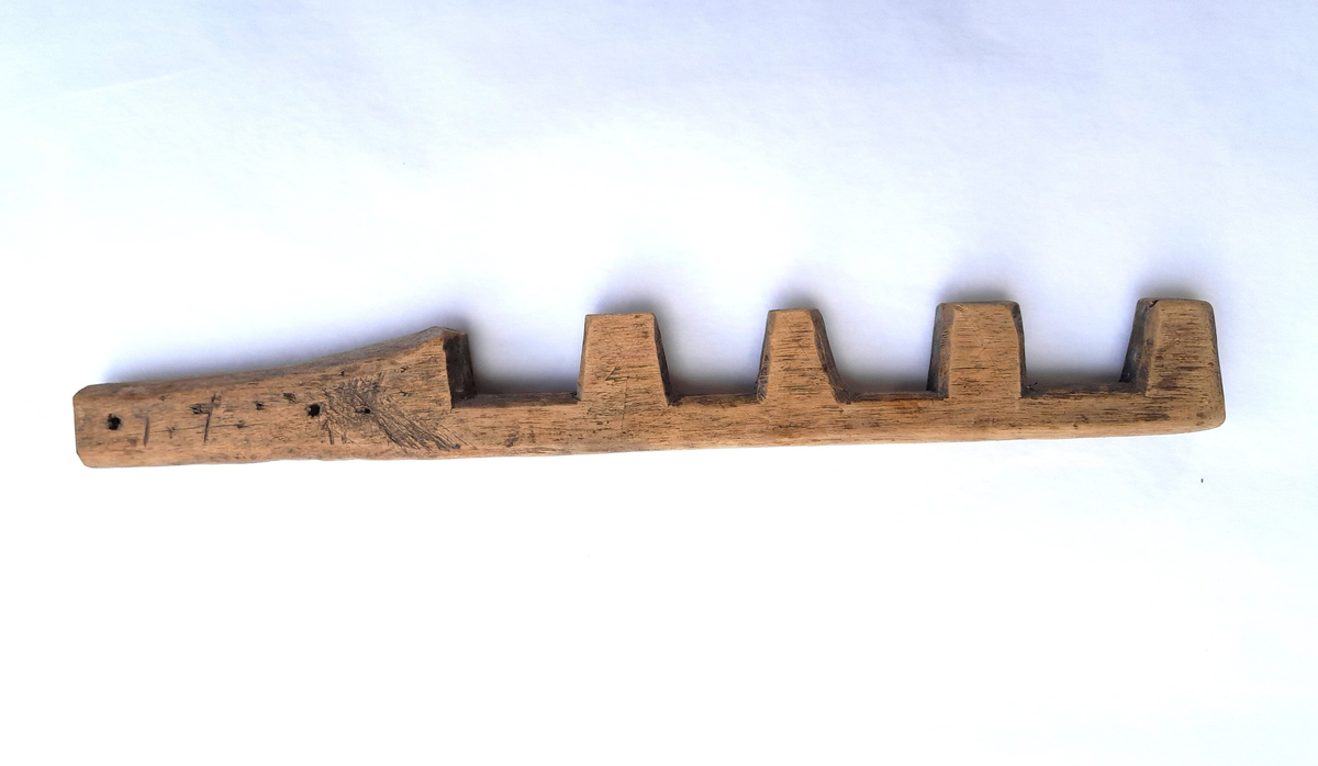 Nøkkel i tre. Til trelås. Bumerke (sjå bilete). Fire "tenner".
