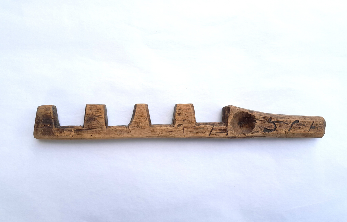 Nøkkel i tre. Til trelås. Bumerke (sjå bilete). Fire "tenner".