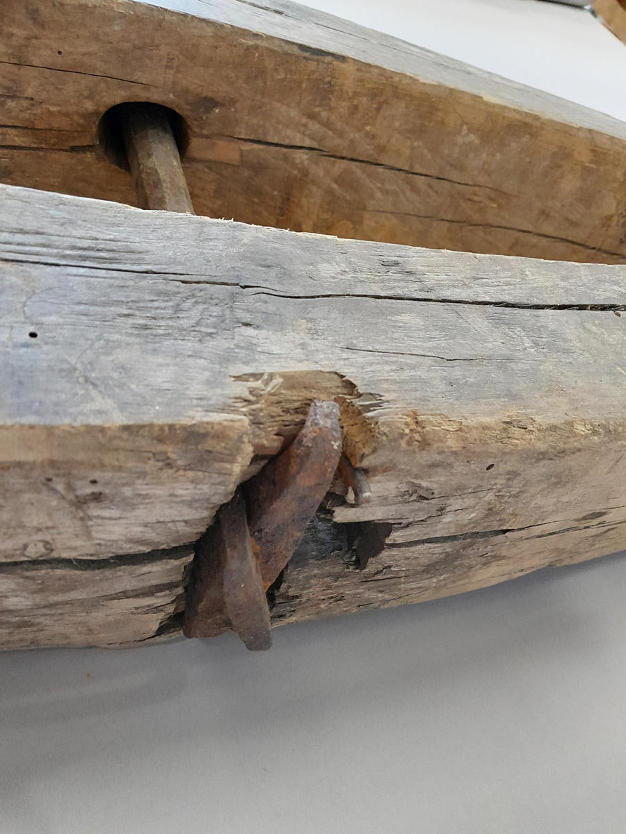 Skruklemme (truleg båtklemme) i tre. Skrue og sveiv i metall.