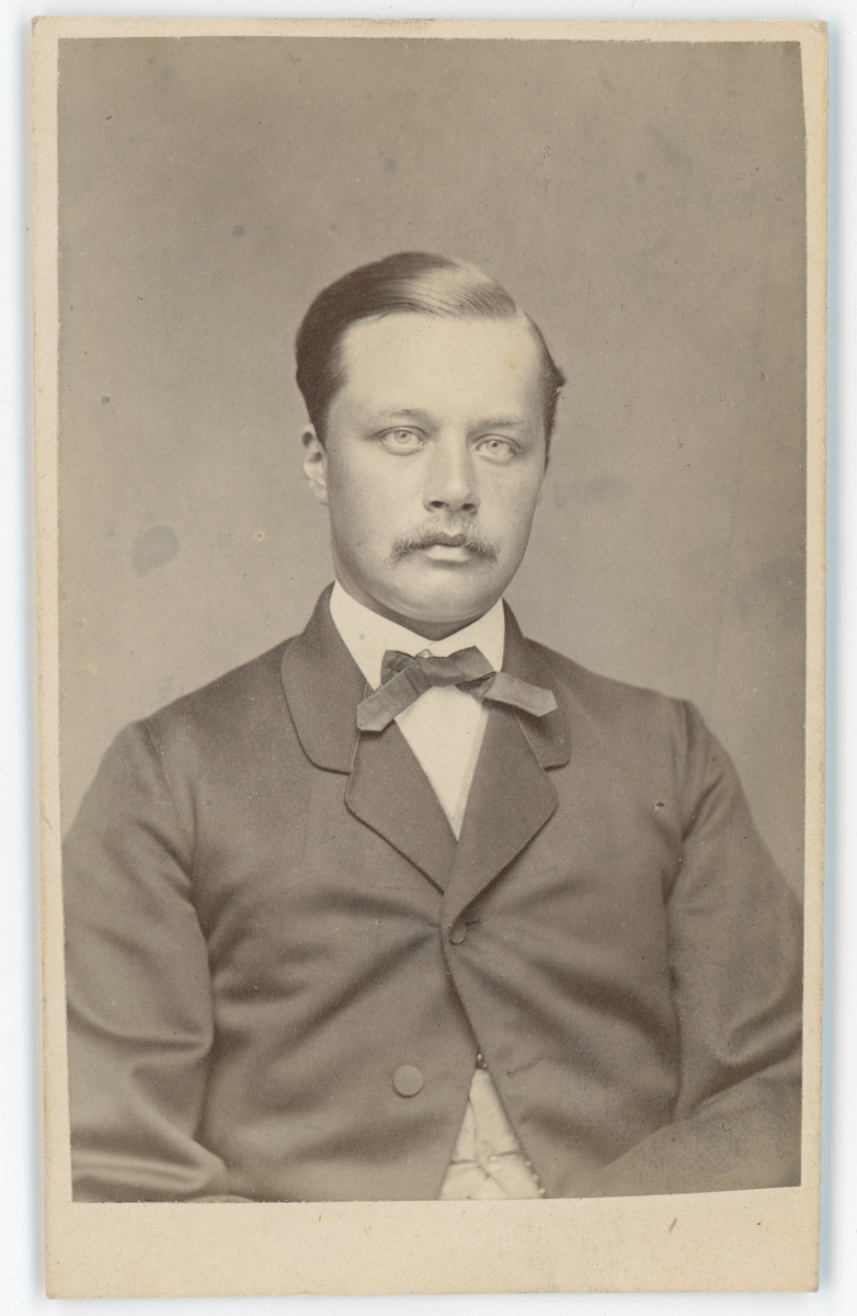 Porträtt på Edward Raab. Polismästare, friherre, rådman. Född år 1841 och död år 1901.