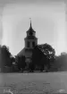 En något fördunklad vy mot Hedvig kyrka invid Tyska torget i Norrköping. Kyrkan uppfördes under 1670-talet av stadens tyska församling och har historiskt även benämnts Tyska kyrkan.