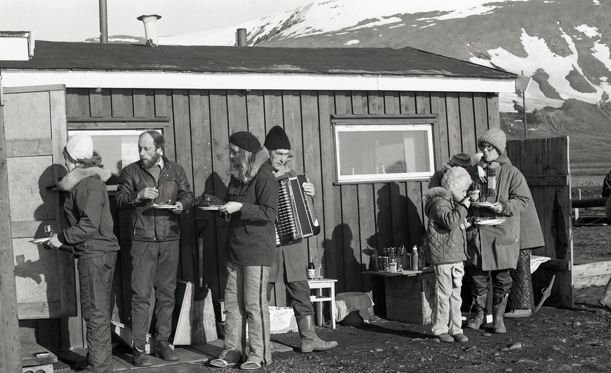 Sammenkomst ved hytte på Vestpynten. 