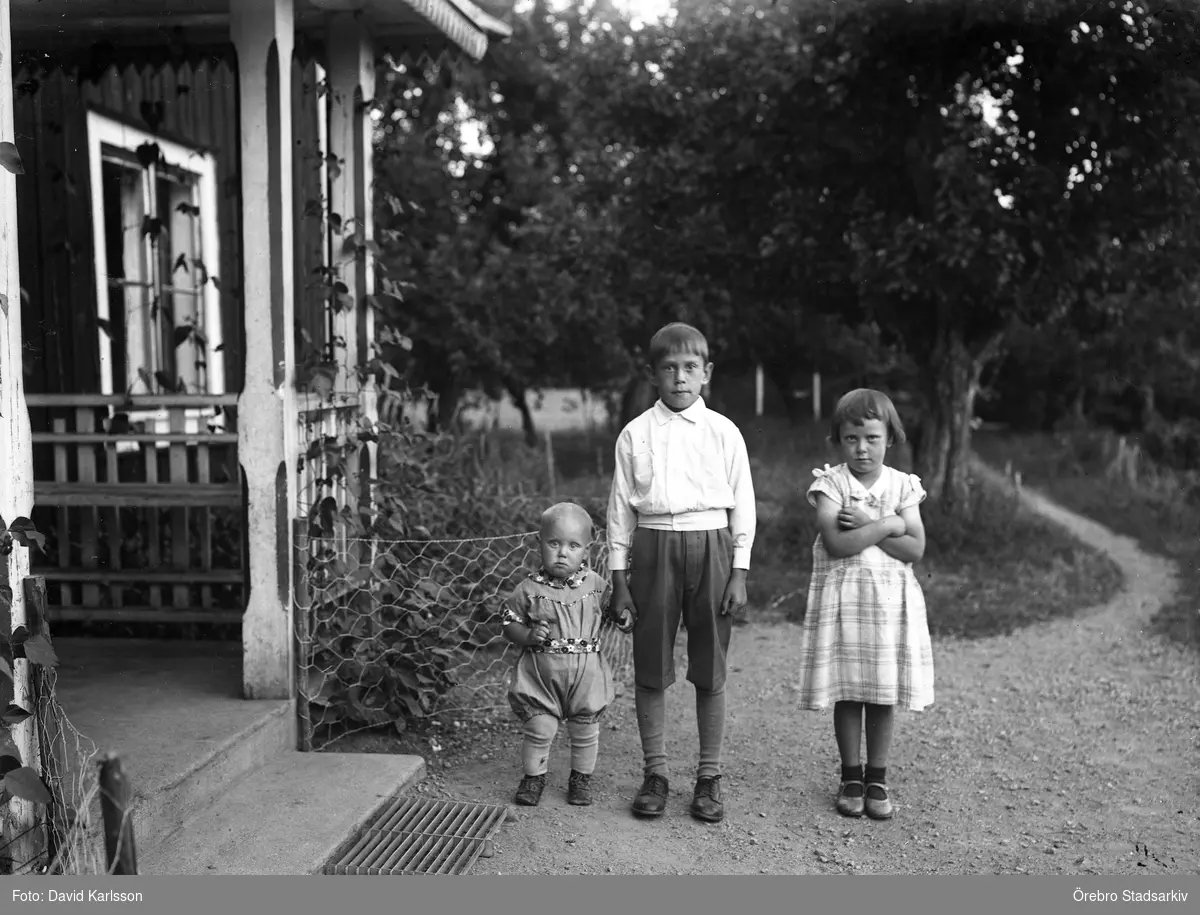 Hidingsta

Från vänster: Syskonen Arnold, Birgit och Rune Olsson