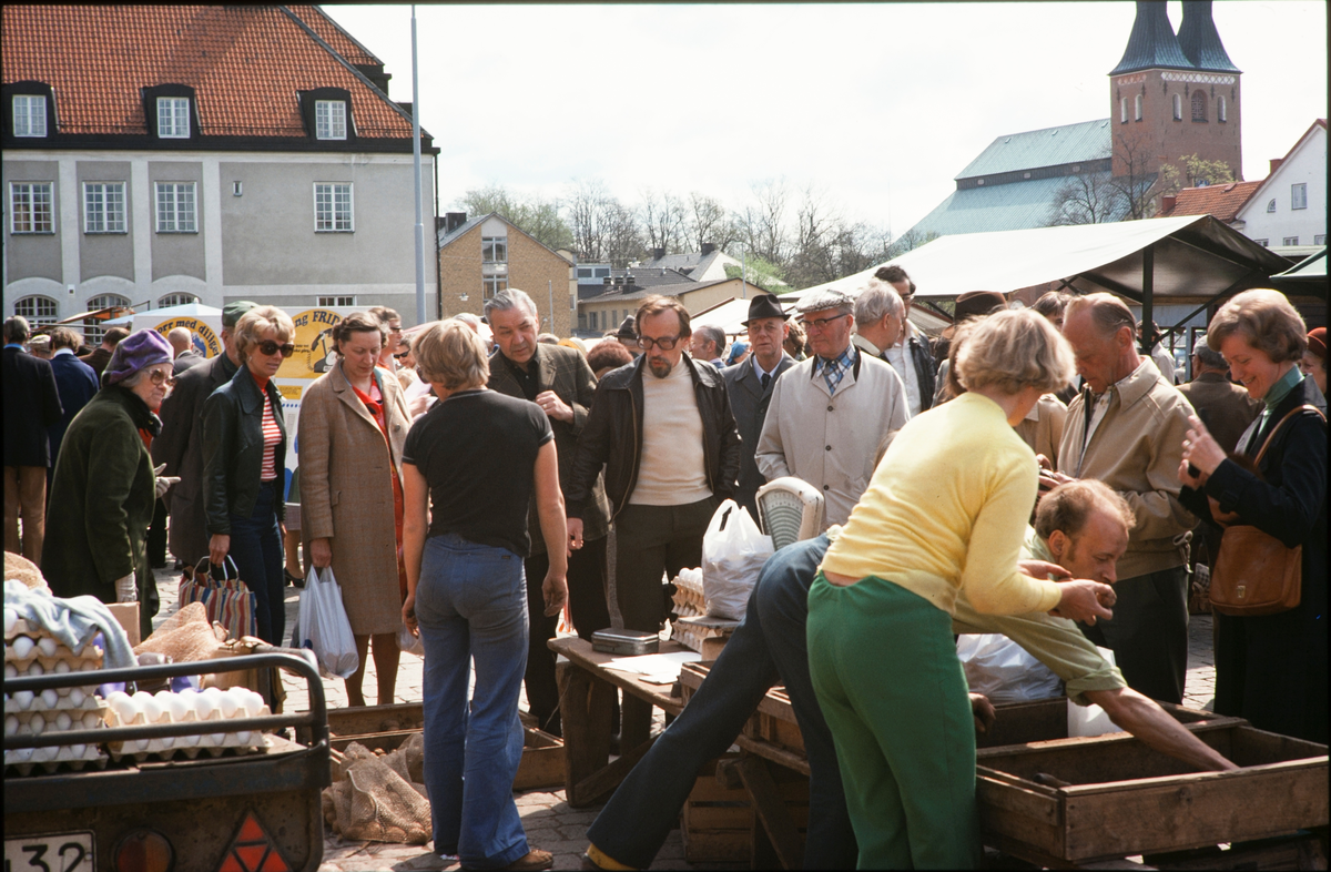 Potatis- och äggförsäljning på torget i Växjö. Våren 1976.
