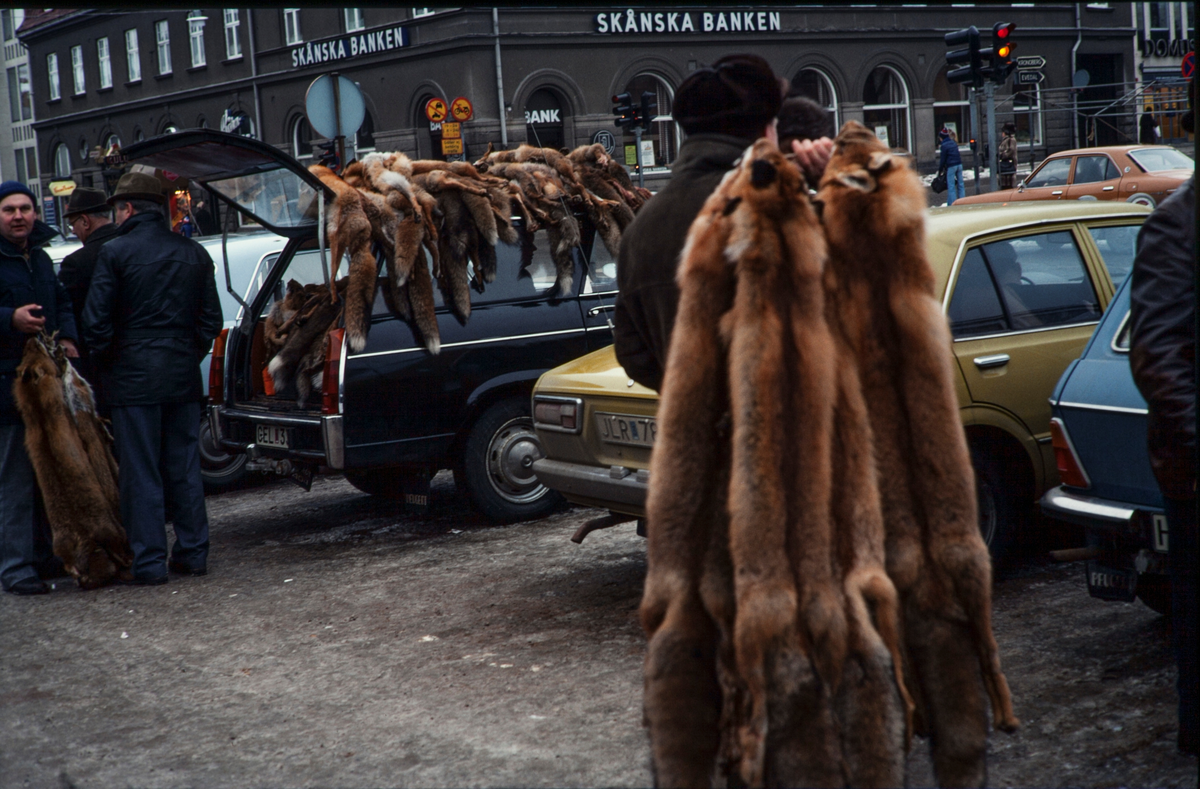 Skinnmarknad på Stortorget i Växjö, 1977. Sigfridsmäss.