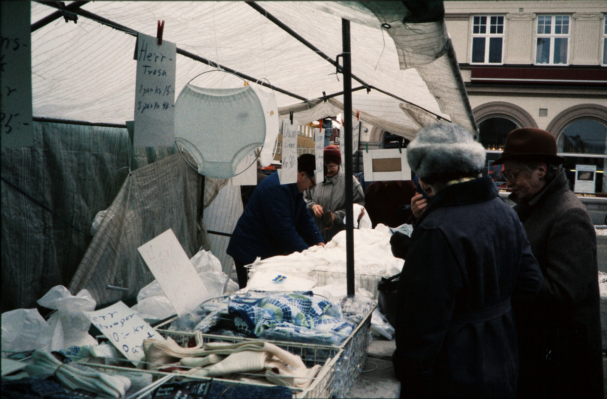 Försäljning av kläder på Stortorget i Växjö, 1970-tal.