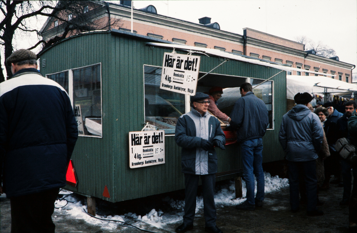 Karamellförsäljning på Stortorget i Växjö. Ca. 1970-tal.