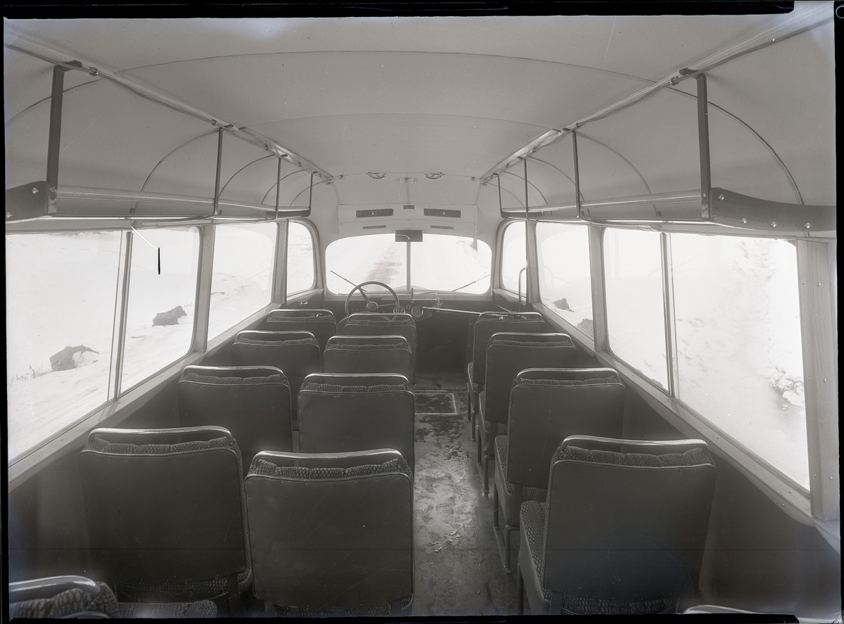 Foto fra Bjørge vognfabrikk. Volvo Rutebiler anno 1938. A/S Siljan Buss Interiør med førerplass.

Påskrift konvolutt: Ing. Bjørge foto Siljan Buss 23/2