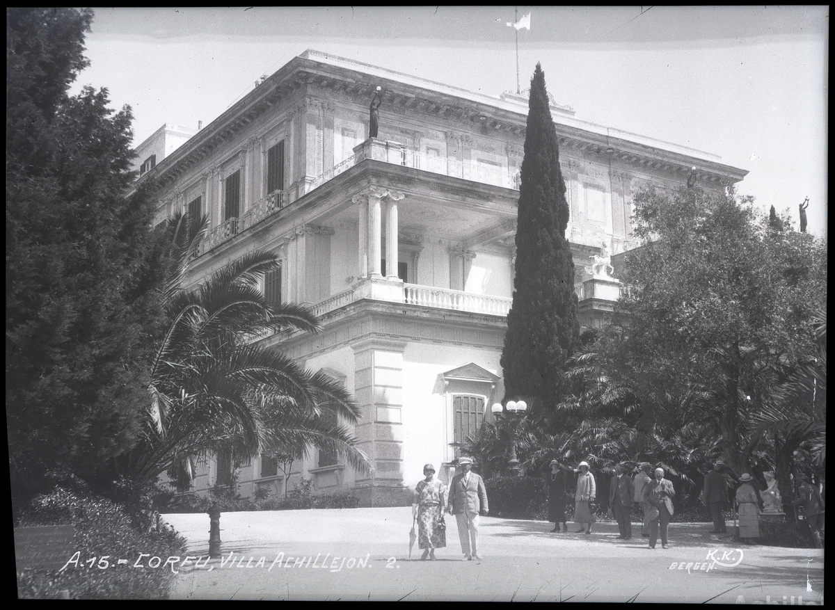 Postkortmotiv av Villa Achillion på Korfu, bygget for Keiserinne Elisabeth av Østerike

Bildet tatt på cruise med Stella Polaris til de greske øyer 

Påtrykk: Corfu - Villa Achillejon