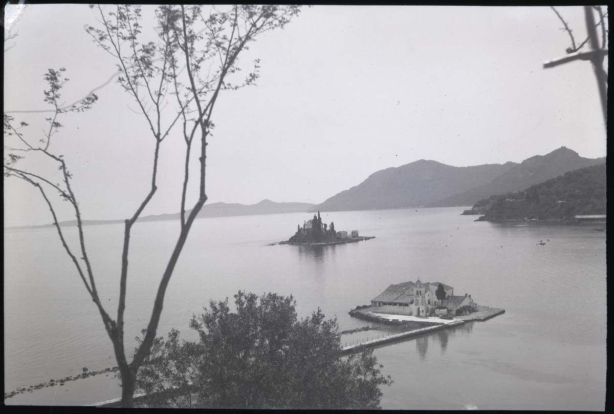 Foto av øya Pontikonisi i Hellas. 

Bildet tatt på cruise med Stella Polaris til de greske øyer. Bildet viser greskortodoks kirke på Korfu