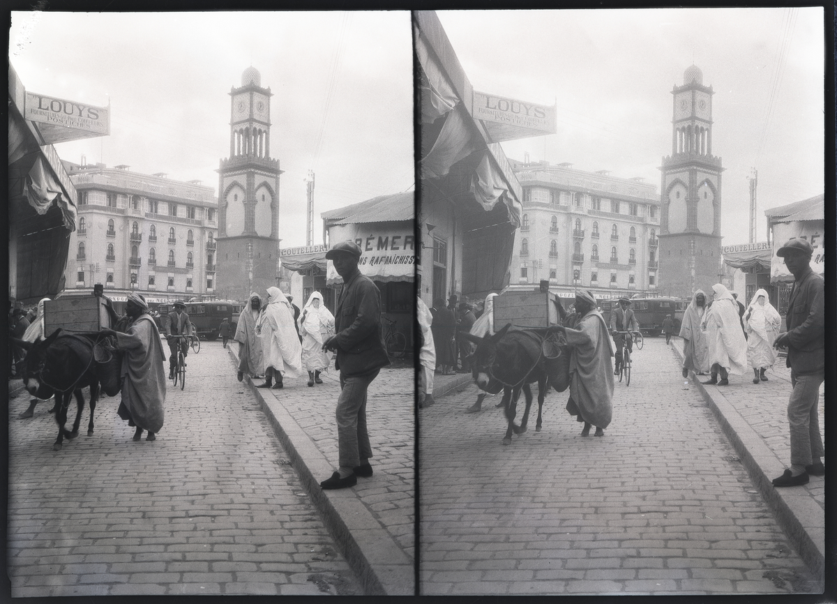 Foto tatt under reise i Afrika, byen Casablanca i Marokko

Butikk med skilt "Louys postiches"
Sterioskopisk motiv