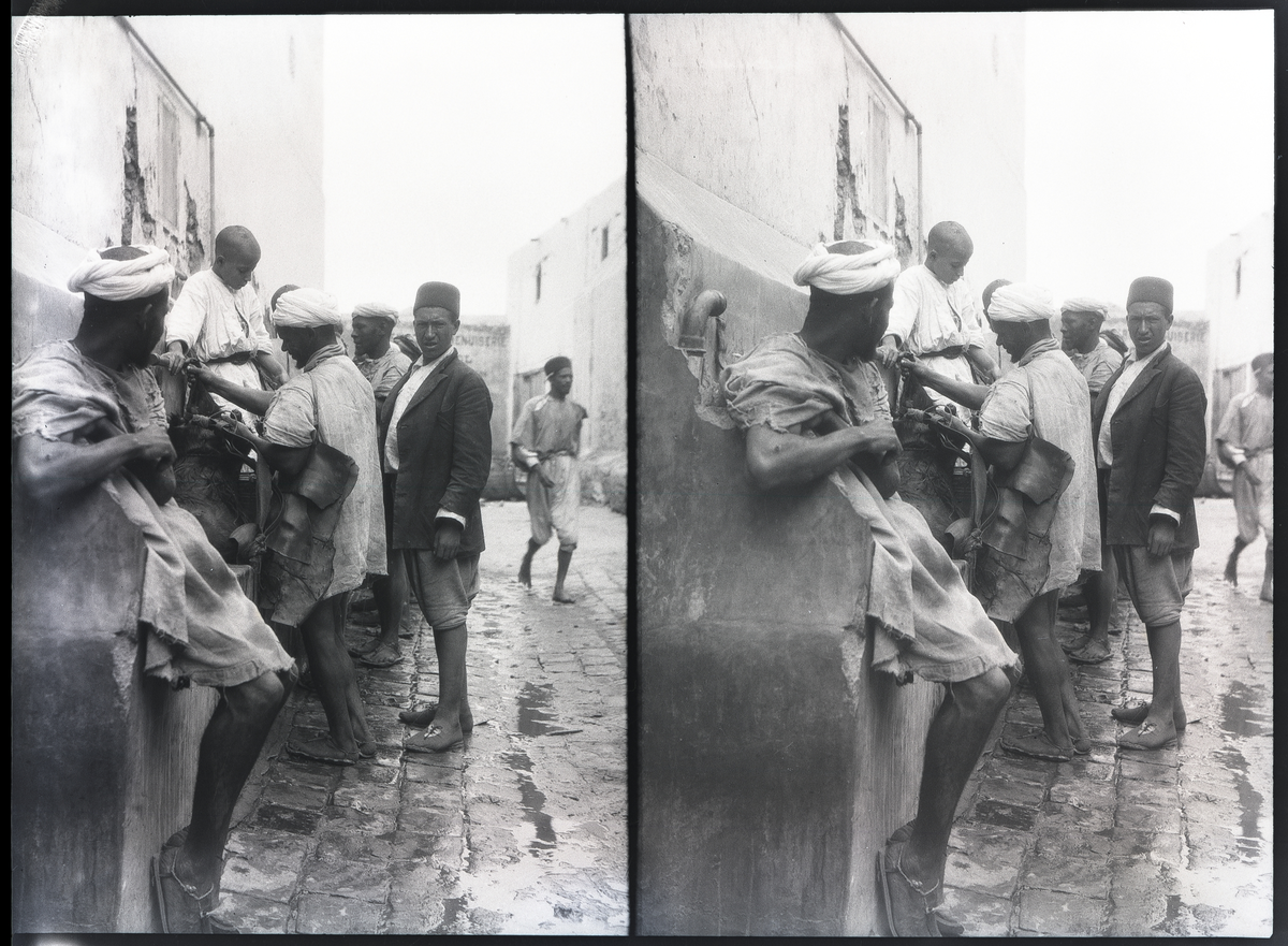 Foto tatt under reise i Afrika, byen Calablanca i Marokko 

Fotografen reiste til flere forkjellige land i Afrika, blant annet Libya, Marokko og Algerie
Sterioskopisk motiv