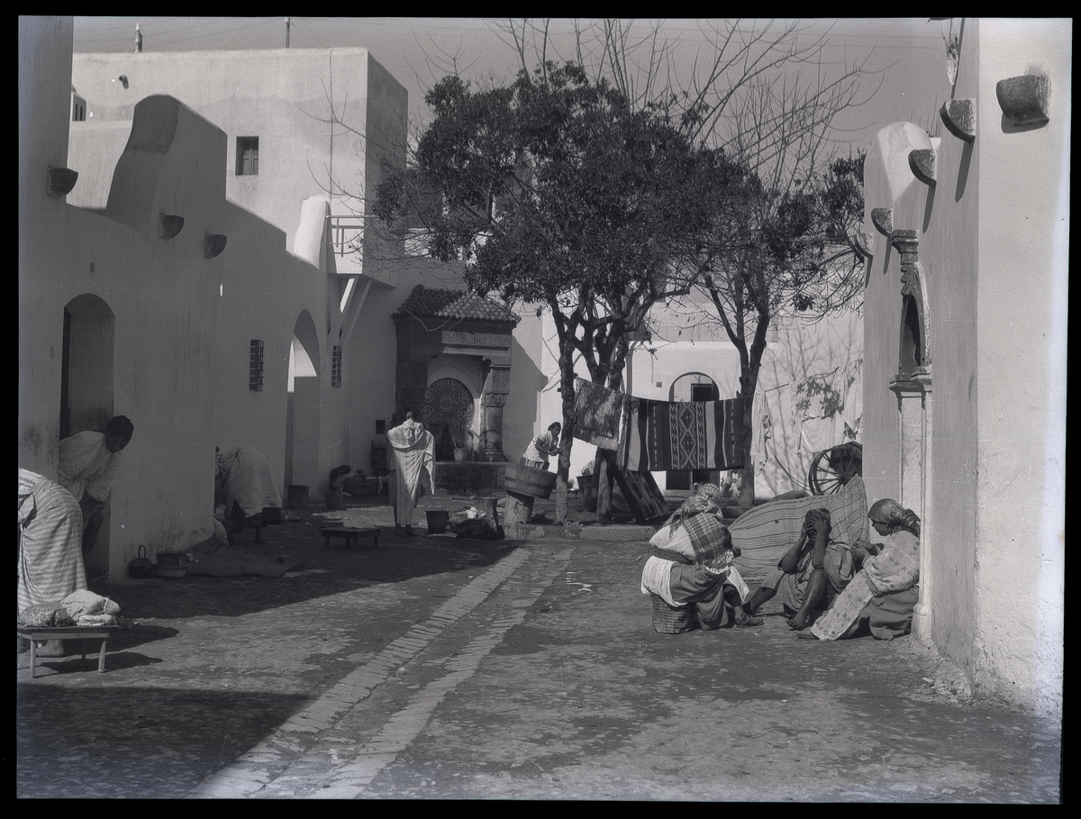 Foto tatt under reise i Afrika, Casablanca i Marokko 

Fotografen besøkte felere byer i Marokko, blant annet hovedstaden Rabas, Tangier og Tetouan 

Han var også innom flere andre Afrikanske land på sin reise: Libya, Tangier
Sterioskopisk motiv