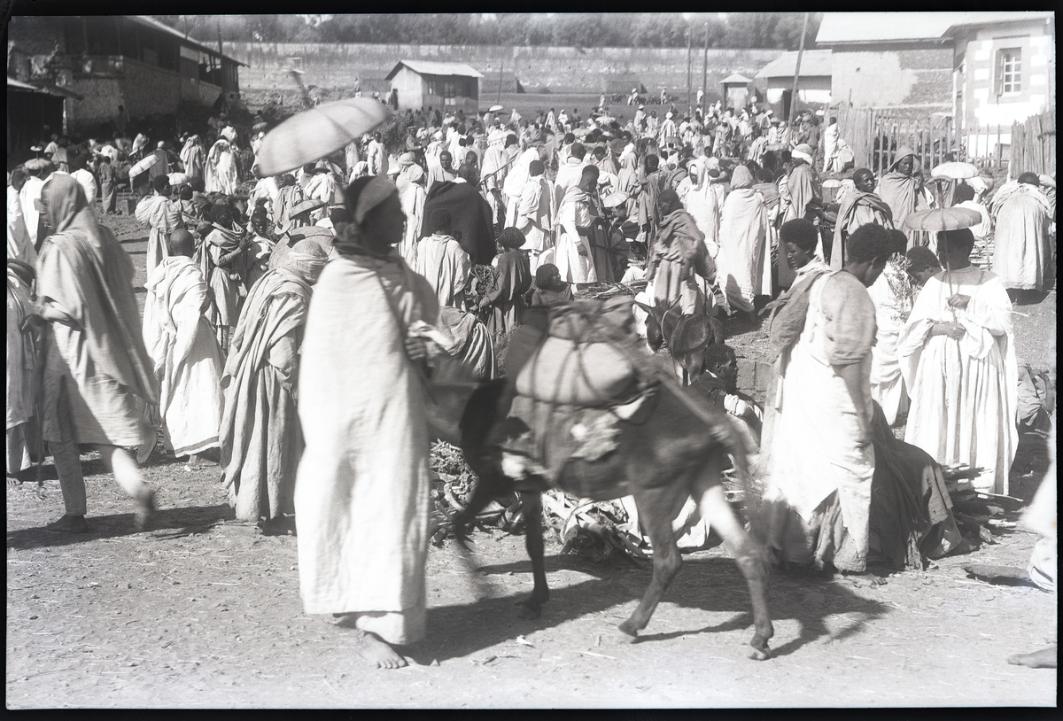 Foto tatt under reise i Afrika. Folkemengde rundt marked i Addis Ababa, hovedstaden i Etiopia 

Påskrift på konvolutt negativ lå i: Adis Ababa