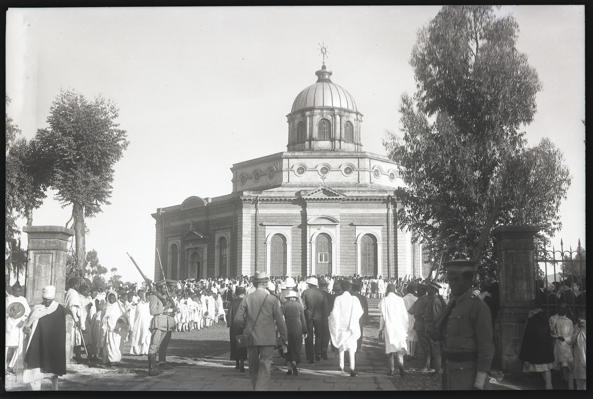 Foto tatt under reise i Afrika. Folkemengde rundt St. Georges katedralen i Addis Ababa

Påskrift på konvolutt negativ lå i: Adis Ababa