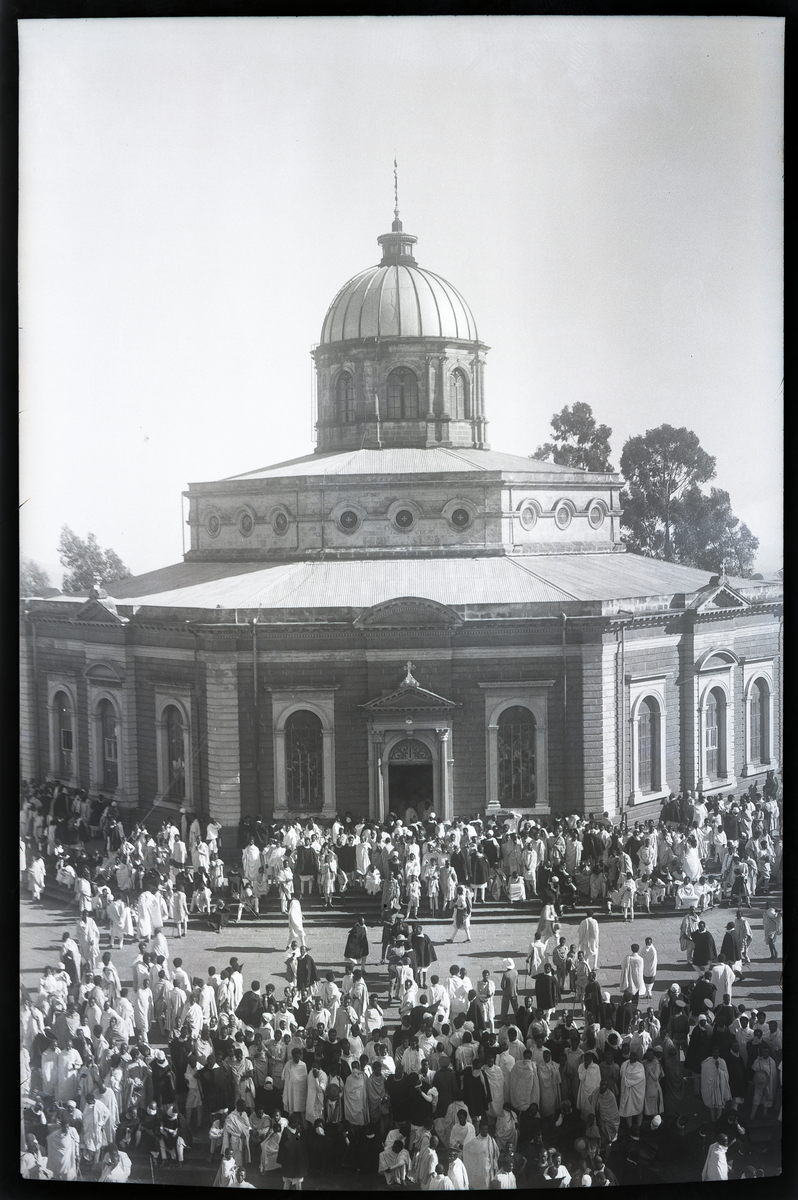 Foto tatt under reise i Afrika. Folkemengde rundt St. Georges katedralen i Addis Ababa

Påskrift på konvolutt negativ lå i: Adis Ababa