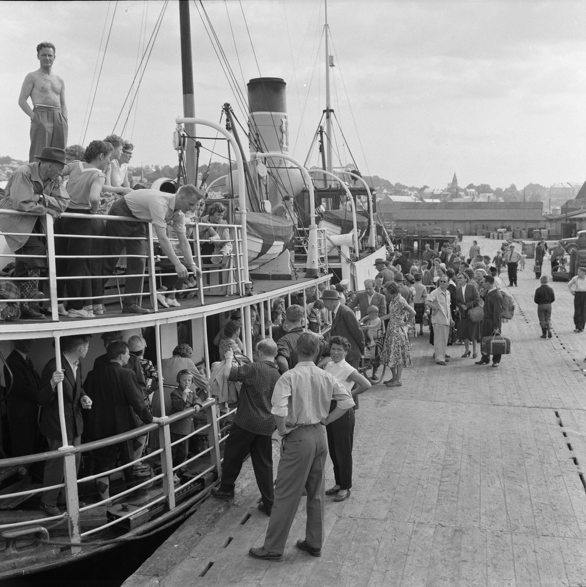 D/S Bjørnør med passasjerer en varm sommerdag