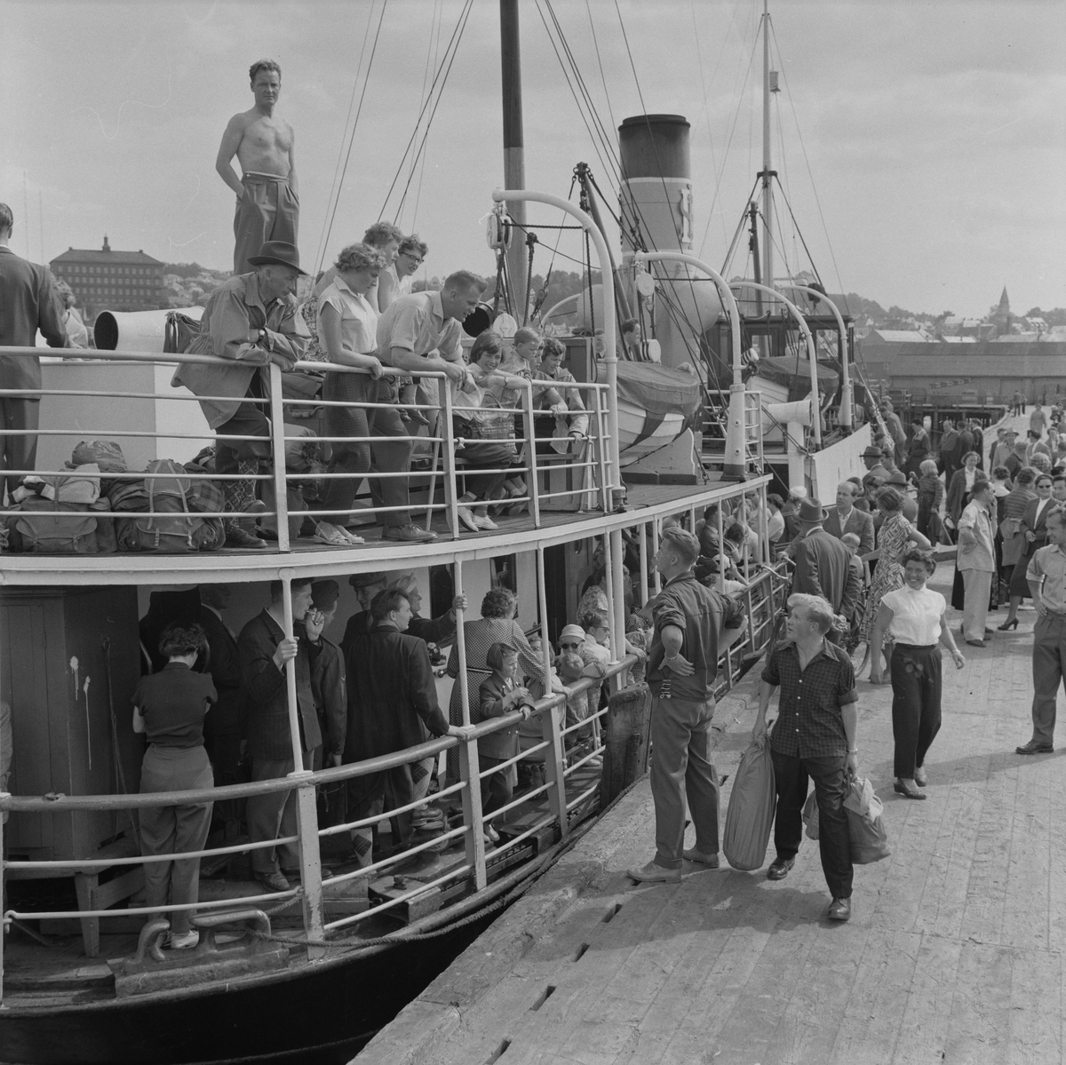 D/S Bjørnør med passasjerer en varm sommerdag