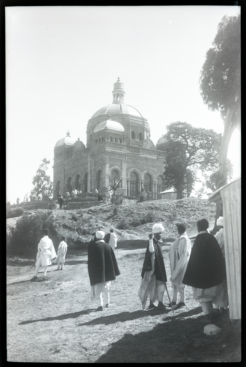 Foto tatt på reise i Afrika, Mausoleum til kong Menelik II (Mausoleum of Menelik II) i Addis Ababa

Påskrift på konvolutt negativene lå i: Adis Ababab