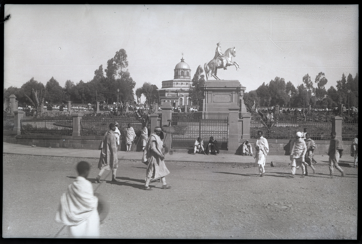 Foto tatt under reise i Afrika. Statue av Menelik II, i bakgrunne kan man se St. George's Cathedral, Addis Ababa

Påskrift på konvolutt negativ lå i: Adis Ababa