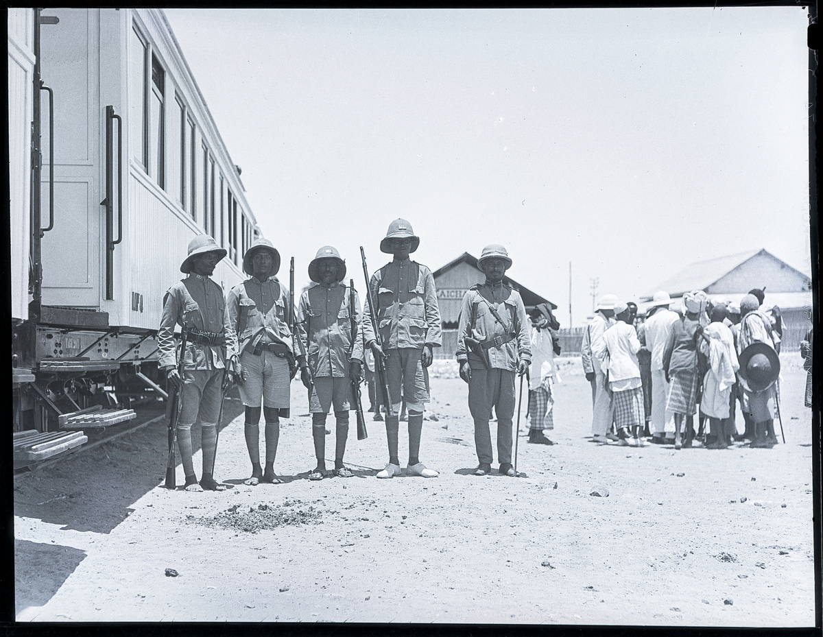 Foto tatt på reise i Afrika. Soldater med våpen poserer for et foto i Addis Ababa 

Påskrift på konvolutt negativene lå i: Adis Ababa