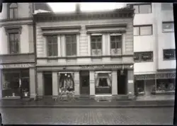 Foto av Skiens aktiebakeri 

Tekst på bygg: Skiens aktiebake