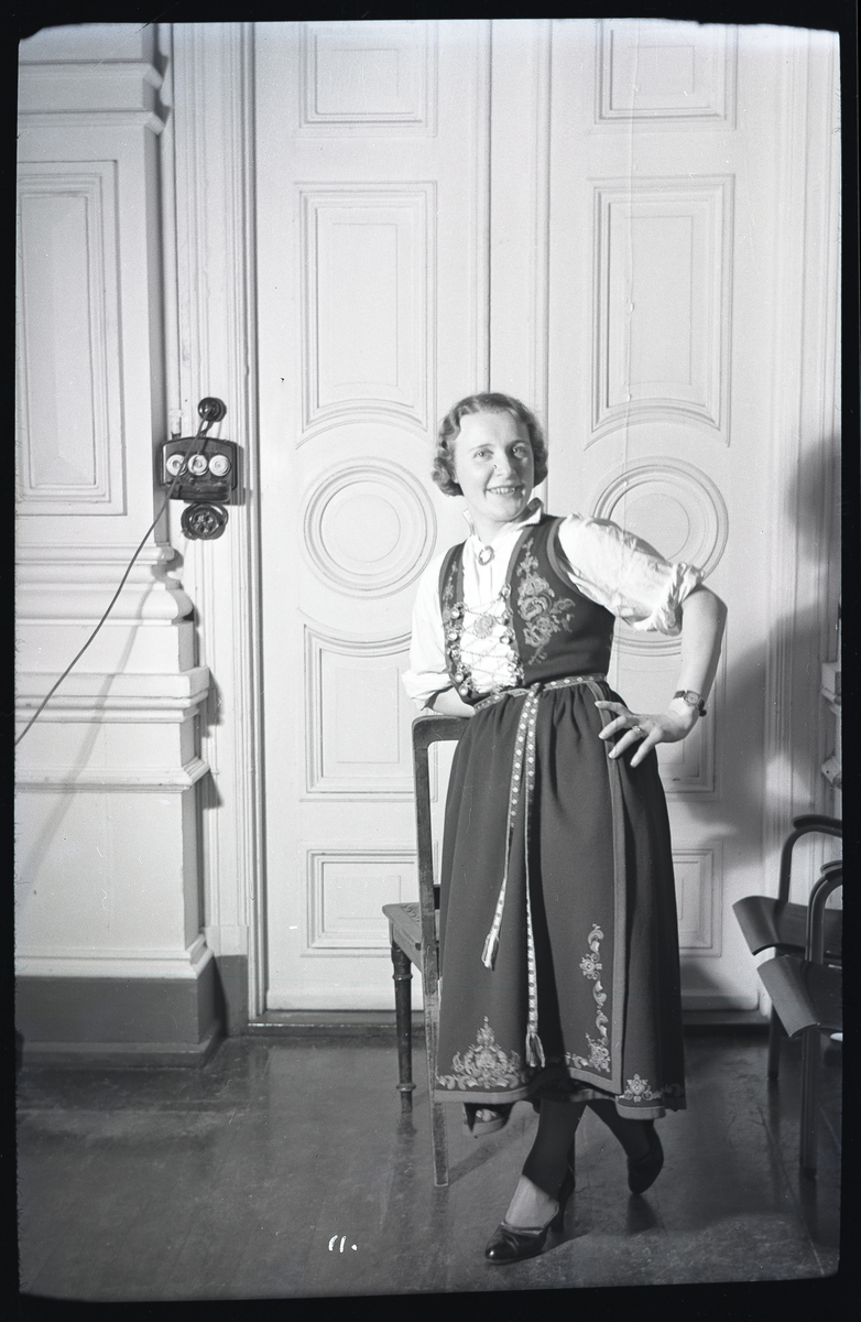 Foto av kvinne ikledd kostyme på kostymefest i Festiviteten 1938

Påskrift:  11 - 15 Pedersen
