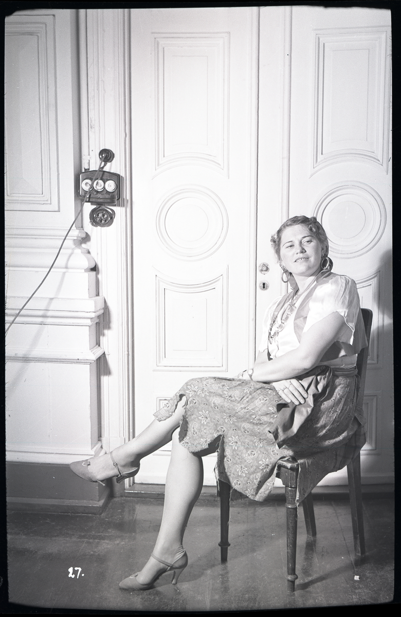 Foto av kvinne ikledd kostyme på kostymefest i Festiviteten 1938

Påskrift:  Aslaksen Fru