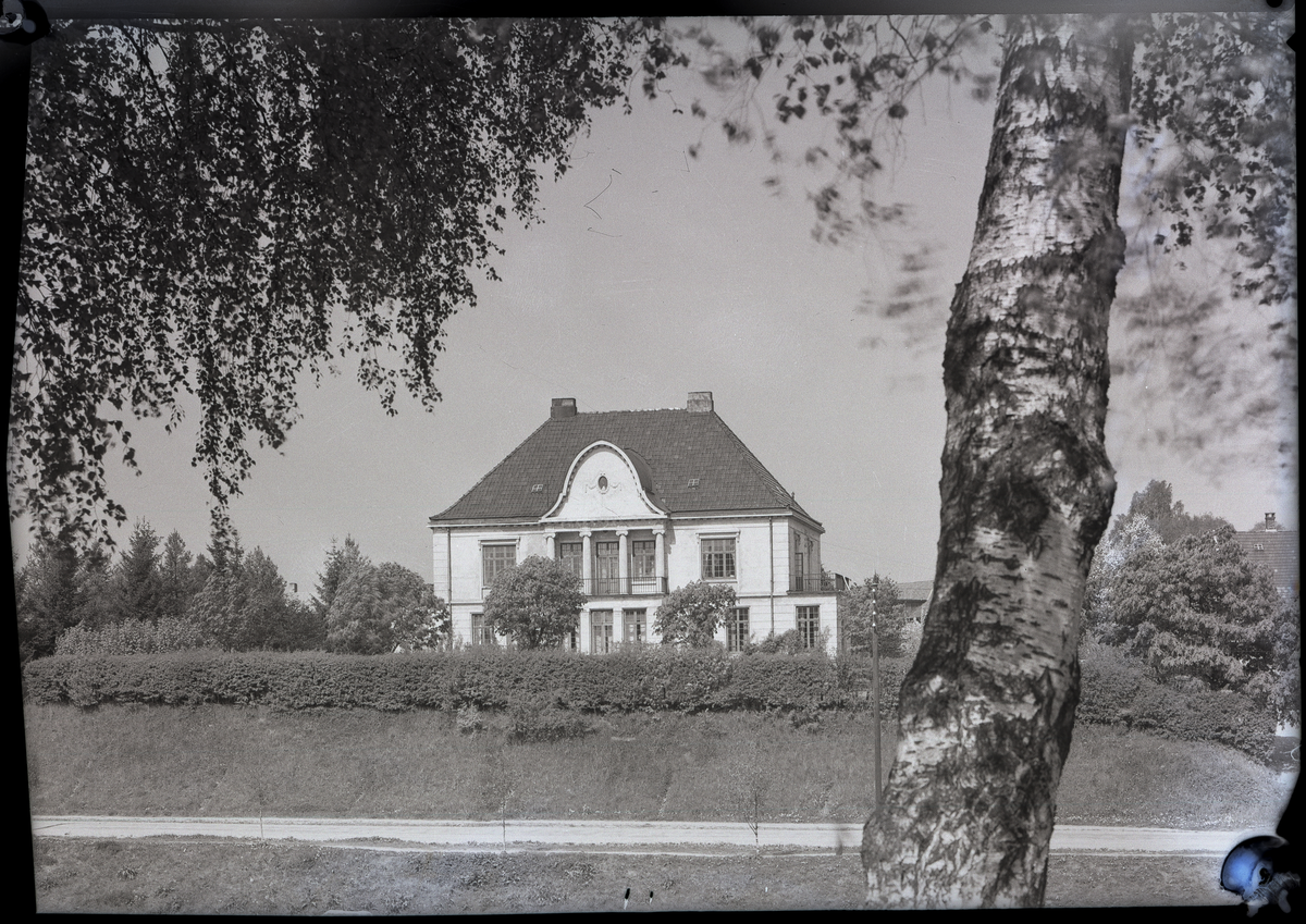 Foto av Bertelsens villa i 1939
Villa Fløien

Konsul Karl Ferdinand Bertelsens (1873 - 1963) villa i Falkum