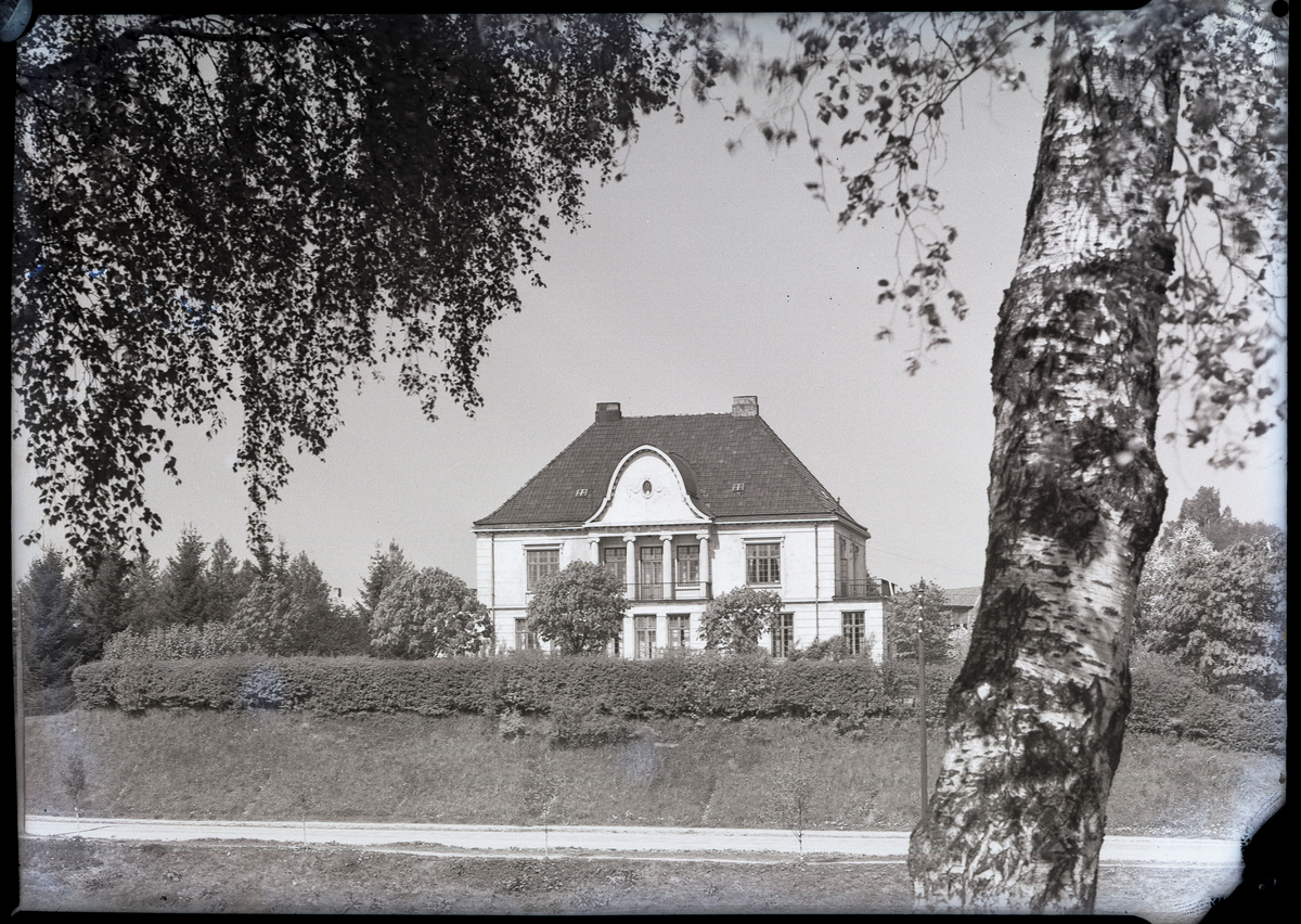 Foto av Bertelsens villa i 1939
Villa Fløien

Påskrift på konvolutt: Konsul Bertelsens Villa, Falkum