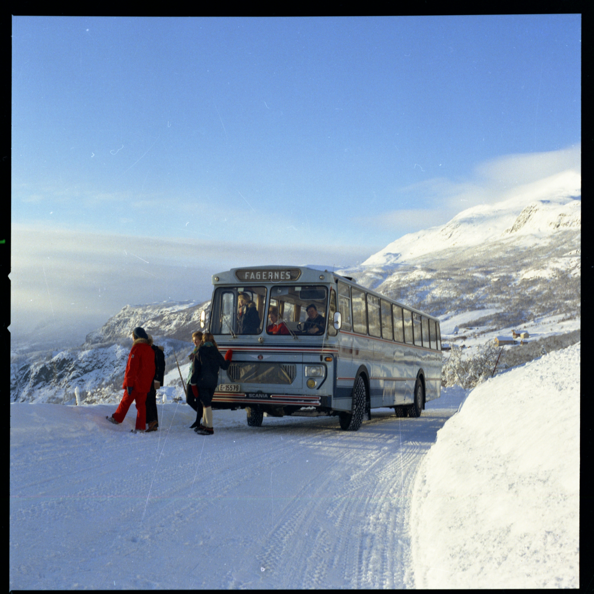 JVB buss Scania BF 80, E-15579 på tur i Valdres med reisebyråansatte.